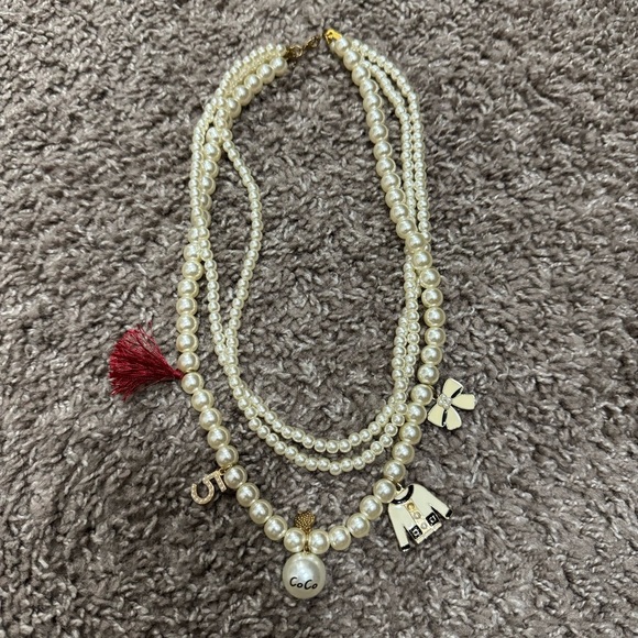 Jewelry - Elegant faux Pearl Necklace with Charms